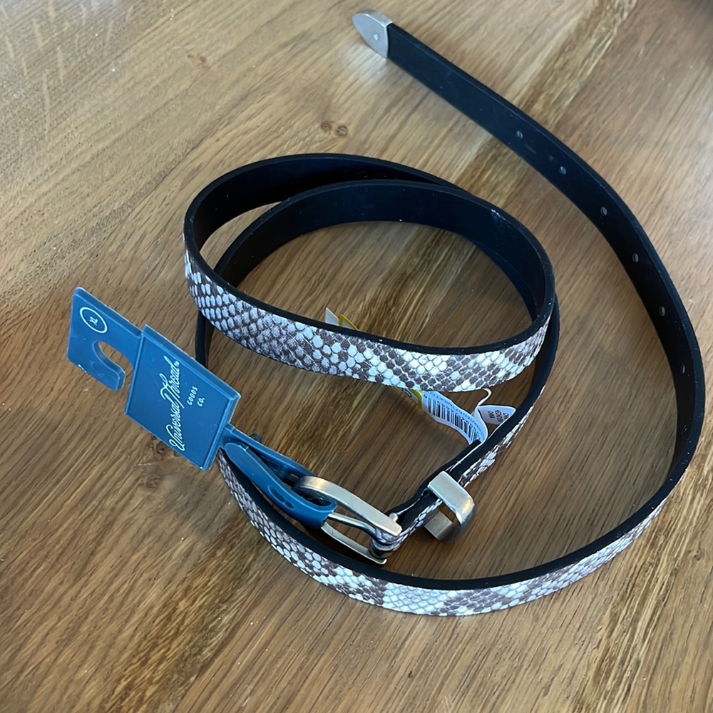 NWT! Snakeskin print universal threads belt! Size XL! So cute! Excellent shape!